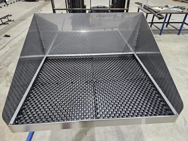 Original photograph of the funnel tray with raised splashguards and no lid